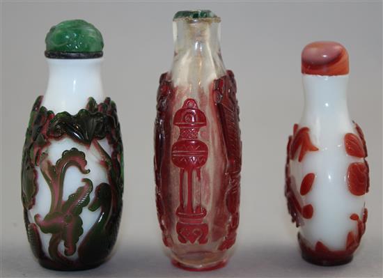 Three Chinese overlaid glass snuff bottles, 1850-1940, Richards no.s 277, 402 and 405